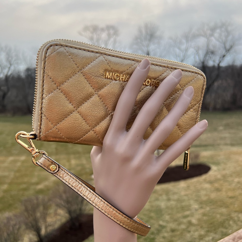 Michael Kors Susannah MF Phone Case Wristlet Pale Gold Leather